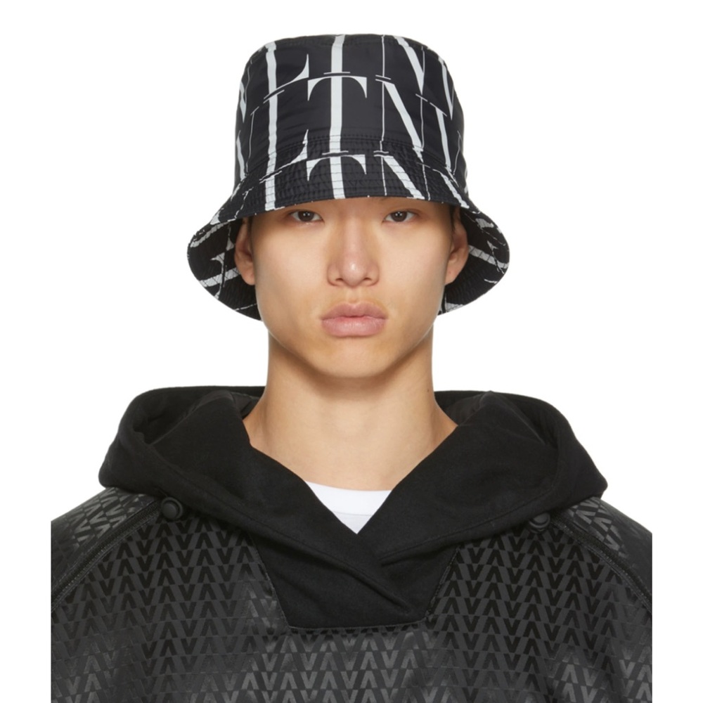 Brand new Valentino Garavani Bucket Hat black and white size Large